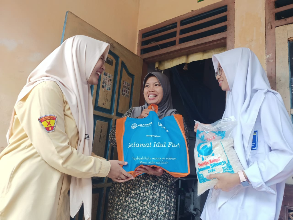 BAGI - Siswa dan siswi SMA Muhammadiyah 2 (Smamda) Sidoarjo menunjukkan kepedulian sosial dengan membagi ratusan paket zakat fitrah dan bingkisan Lebaran kepada warga di sekitar lingkungan Sidowayah, Kelurahan Celep, Kecamatan Sidoarjo, Senin (09/03/2026)