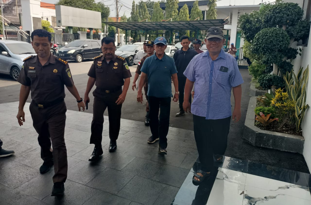 LURUK - Sekitar 11 orang perwakilan warga Desa Damarsi, Kecamatan Buduran, mendatangi (meluruk) Kantor Kejaksaan Negeri (Kejari) Sidoarjo untuk mempertanyakan masalah perkembangan pendidikan kasus TKD Damarsi, Senin (09/03/2026) sore.