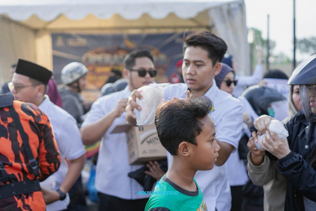 OPERASI PASAR - Badan Pengurus Cabang Himpunan Pengusaha Muda Indonesia (BPC HIPMI) Sidoarjo menggelar kegiatan Operasi Pasar Sembako Murah di depan Tugu Jayandaru Alun-Alun Sidoarjo, Rabu (11/03/2026) sore.