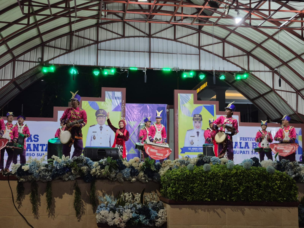 LOMBA - Sebanyak 20 grup musik patrol berkompetisi dan unjuk kreativitas di hadapan para juri di Panggung Budaya Disporapar Pemkab Sidoarjo, Sabtu (14/03/2026) malam.