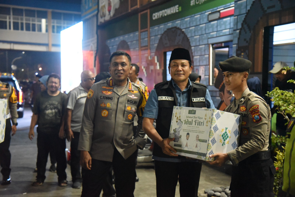 SIDAK - Bupati Sidoarjo Subandi Sidak bersama Forkopimda Sidoarjo ke sejumlah pos pengamanan pada malam Idul Fitri 1447 Hijriyah salah satunya ke pos pengamanan Terminal Purabaya Bungurasih, Kecamatan Waru, Sidoarjo, Jumat (20/03/2026) malam.