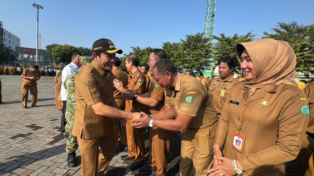 APEL - Bupati Sidoarjo, Subandi memimpin apel pagi sekaligus rangkaian acara halal bihalal yang dihadiri seluruh Aparatur Sipil Negara (ASN) di lingkungan Pemkab Sidoarjo di parkir timur GOR Delta, Senin (30/03/2026).