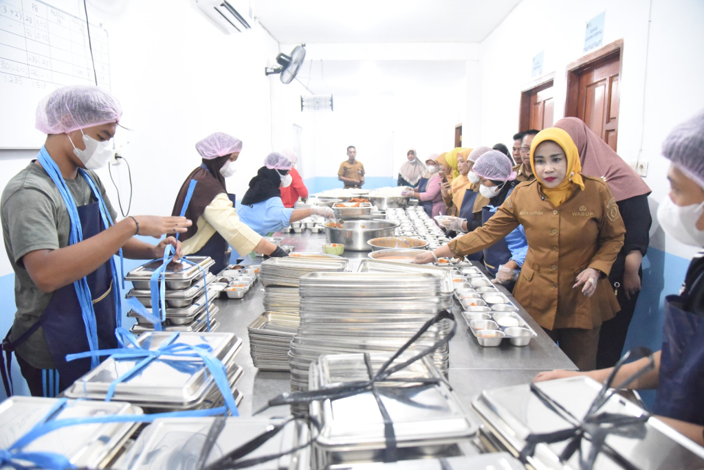 SIDAK - Wakil Bupati (Wabup) Sidoarjo, Mimik Idayana melakukan inspeksi mendadak (sidak) ke Satuan Pelayanan Pemenuhan Gizi (SPPG) di Desa Kepuhkemiri, Kecamatan Tulangan, Sidoarjo, Selasa (31/03/2026).