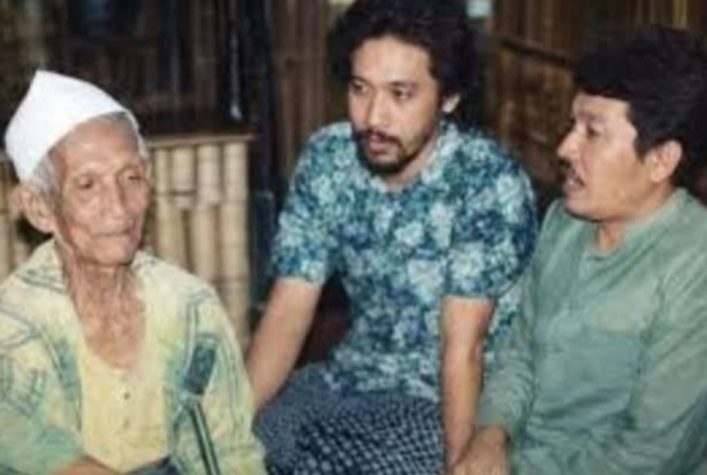 AKRAB - KH Ali Mas'ud (Mbah Ud) tampak sangat dekat dengan KH Chamim Tohari Djazuli (Gus Miek) dari Ponpes Al Falah Ploso, Kediri beberapa tahun silam.