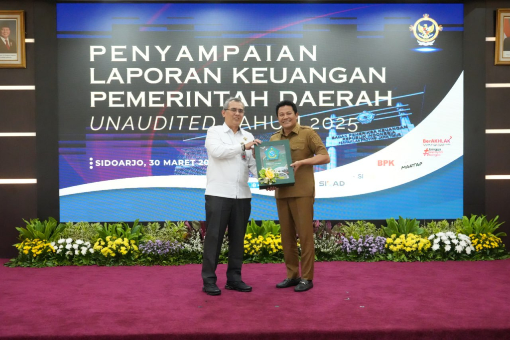 SERAHKAN - Bupati Sidoarjo Subandi dan Sekda Sidoarjo Fenny Apridawati menyerahkan Laporan Keuangan Pemerintah Daerah (LKPD) Unaudited Tahun Anggaran 2025 ke BPK RI Perwakilan Provinsi Jatim, Senin (30/03/2026) kemarin.