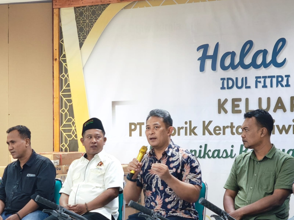HALAL BIHALAL - Public Affair and License Manager Tjiwi Kimia Beny Haryawan memimpin acara Halal Bihalal Idul Fitri 1447 H dengan ratusan Insan Media, di Gedung Serba Guna PT Tjiwi Kimia Desa Kramat Temenggung, Tarik, Sidoarjo, Kamis (02/04/2026).