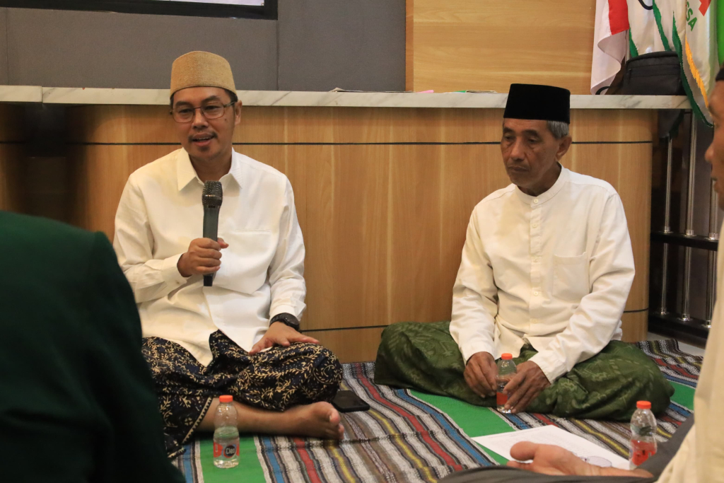 KETERANGAN - Ketua DPC PKB Sidoarjo Abdillah Nasih sebelum istigotsah di Kantor DPC PKB Sidoarjo didampingi Ketua Dewan Syuro DPC PKB Sidoarjo KH Atoillah memberikan keterangan pers, Kamis (02/04/2026) malam.