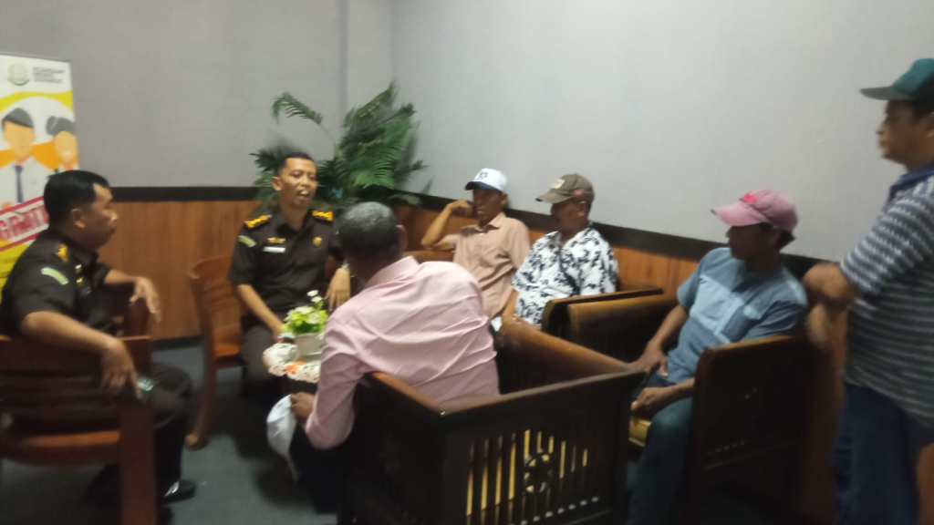 PANGGILAN - Tokoh masyarakat Mansur bersama sejumlah warga Desa Sawohan, Kecamatan Buduran, Sidoarjo sekaligus pelapor kasus dugaan korupsi dana swadaya masyarakat mendatangi kantor Kejari Sidoarjo untuk memenuhi panggilan tim penyidik, Rabu (08/04/2026).