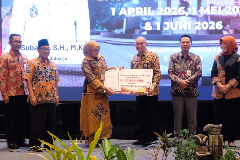 PENSIUN - Asisten Pemerintahan dan Kesejahteraan Rakyat Pemkab Sidoarjo Ainun Amalia menyerahkan Surat Keputusan Purna Tugas kepada 141 Pegawai Negeri Sipil (PNS) di lingkungan Pemkab Sidoarjo di Hotel Luminor, Kamis (09/04/2026).