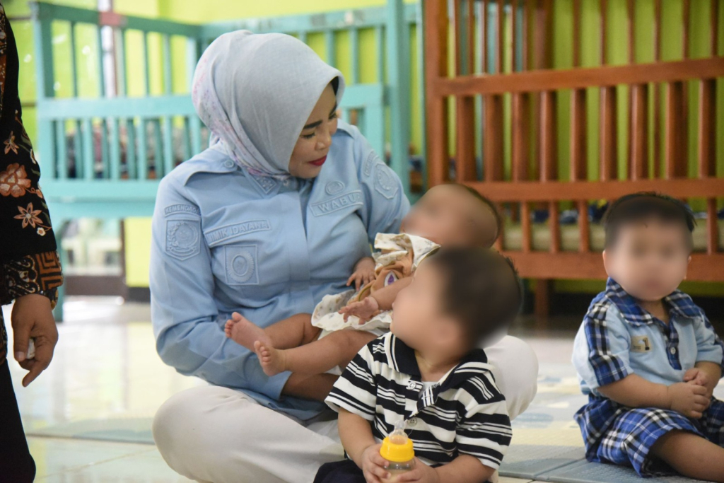 KANGEN - Wakil Bupati (Wabup) Sidoarjo Mimik Idayana mengunjungi UPT Perlindungan dan Pelayanan Sosial Asuhan Balita (PPSAB) Sidoarjo untuk melepas rasa kangen bermain bersama puluhan balita terlantar, Kamis (09/04/2026).