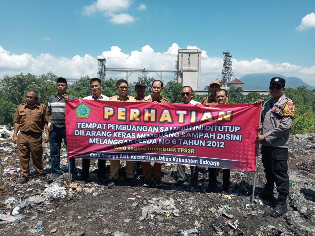 TUTUP - Plt Kepala Dinas Lingkungan Hidup dan Kebersihan (DLHK) Pemkab Sidoarjo Arif Mulyono menutup TPA Liar di Desa Trompoasri, Kecamatan Jabon saat Inspeksi Mendadak (Sidak) ke lokasi, Selasa (14/04/2026 ).