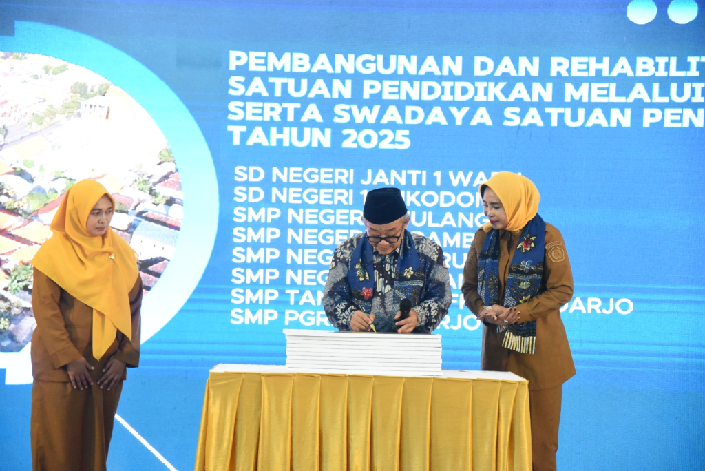 RESMIKAN - Menteri Pendidikan Dasar dan Menengah RI Prof Dr Abdul Mu'ti meresmikan revitalisasi seluruh sekolah penerima bantuan di Aula SMP Negeri 4 Sidoarjo bersama Wabup Sidoarjo Mimik Idayana, Selasa (14/04/2026).