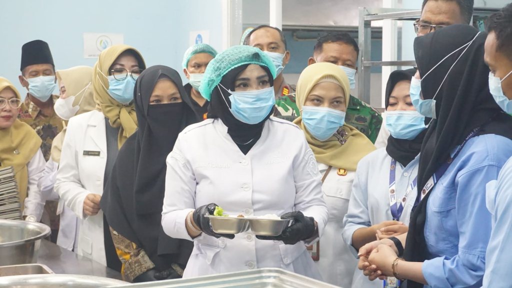 SIDAK - Wakil Bupati (Wabup) Sidoarjo Mimik Idayana meninjau kelayakan dapur SPPG di Desa Mergosari dan Desa Singogalih, Kecamatan Tarik, Sidoarjo, Rabu (15/04/2026).