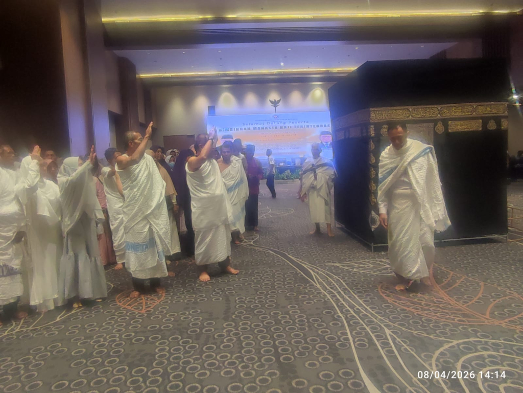 MANASIK - Kepala Kemenhaj dan Umroh Hj Eliana M Ag mengingatkan dloifullah (tamu Allah) asal Sidoarjo Tahun 2026 diperkirakan mencapai 3.246 CJH agar menjaga niat, kesehatan, sabar dan bertakwa saat manasik haji, Sabtu (18/04/2026).