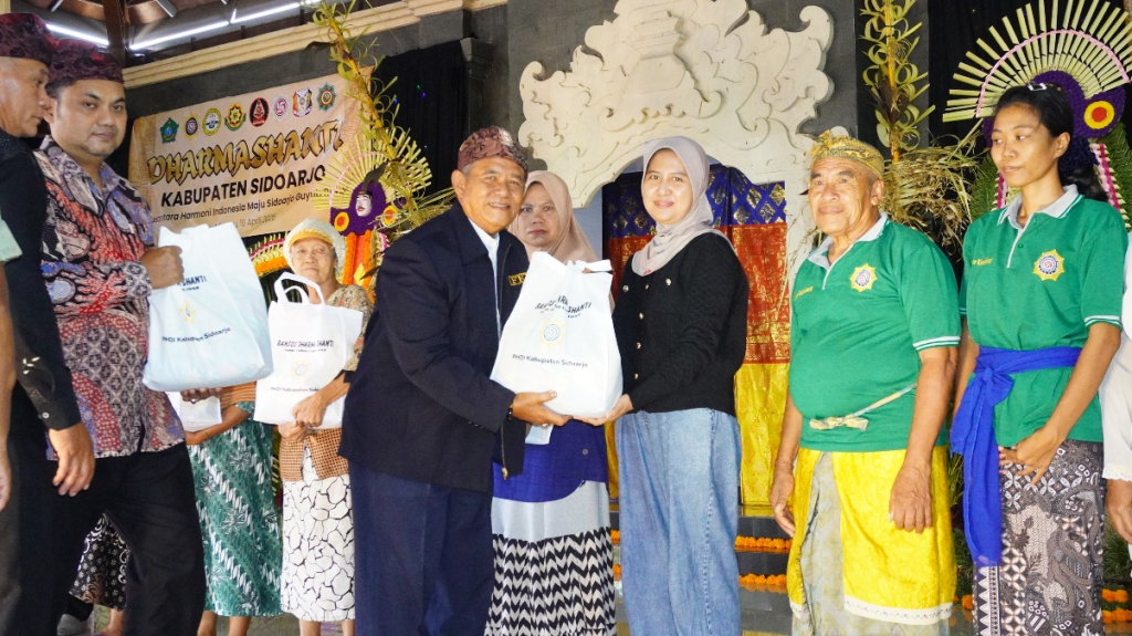 DHARMA SANTI - Umat Hindu Sidoarjo menggelar perayaan Dharma Shanti di Pura Pura Penataran Agung Margo Wening, Kecamatan Krembung, Sidoarjo dilengkapi acara bakti sosial, Minggu (19/04/2026).