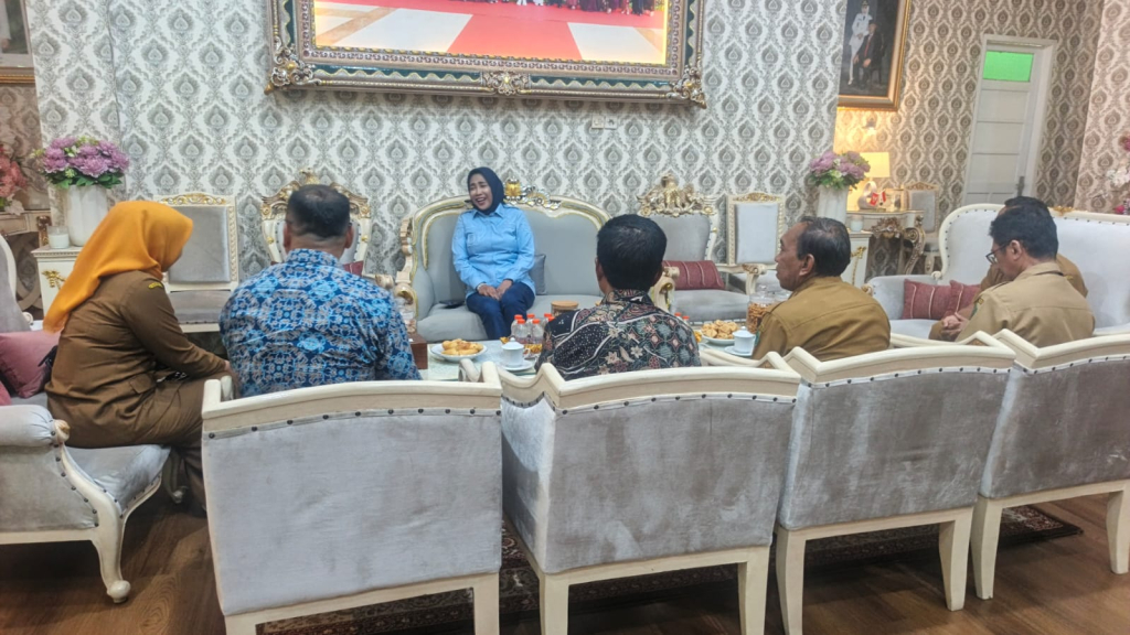 DIALOG - Wabup Sidoarjo Mimik Idayana mengambil langkah proaktif dalam menjaga stabilitas kebutuhan pokok dengan menerima kunjungan perwakilan Humas PT Megasurya Mas di Rumah Dinas Jalan Sultan Agung, Selasa (21/04/2026).
