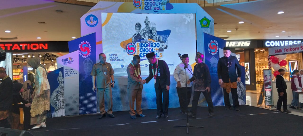 BUKA - Kepala Dinas Pendidikan Provinsi Jatim Perwakilan Sidoarjo Dr Kiswanto didampingi pejabat lainnya membuka ajang Sidoarjo School Festival (SSF) ke 5 di lantai I Lippo Plaza Sidoarjo, Selasa (21/04/2026).