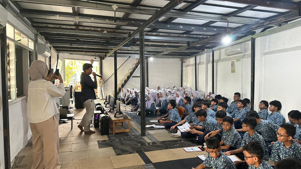 ANIMASI - Siswa SMP Al Muslim melaksanakan program field trip bertema The Creative Expedition Behind the Series bagi siswa dan siswi kelas VII menyelami proses kreatif di balik layar pembuatan serial animasi dan game di Mocca Studio, Malang, Selasa (21/04