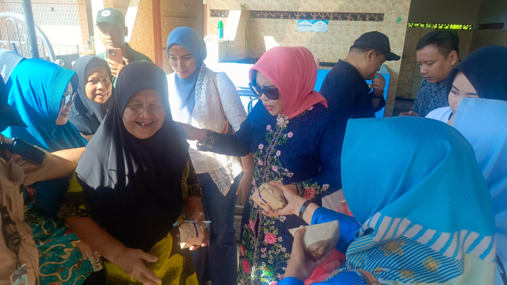 KUNJUNGAN - Wakil Bupati (Wabup) Sidoarjo Mimik Idayana memperingati Hari Kartini dengan bakti sosial ke Dusun Kepetingan, Desa Sawohan, Kecamatan Buduran, Sidoarjo, Jumat (24/04/2026).