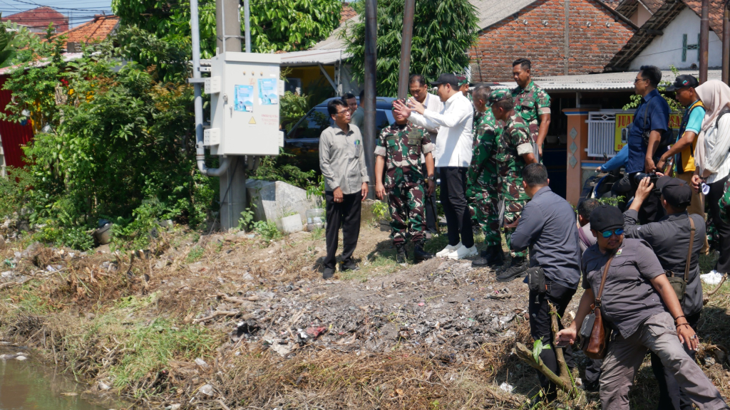 JEMBATAN - Bupati Sidoarjo Subandi B Bersama Danrem 084 Bhaskara Jaya Brigjen TNI Kohir serta Dandim 0816 Letkol CZI Shobirin Setio Utomo meninjau lokasi pembangunan jembatan di Desa Plumbungan, Kecamatan Sukodono, Sabtu (25/04/2026).