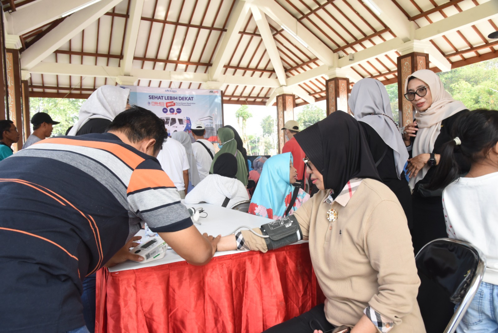 CEK - Program Cek Kesehatan Gratis (CKG) kerjasama Dinkes Pemkab Sidoarjo dan Auto2000 Waru digelar pada momen Car Free Day (CFD) Sidoarjo, Minggu (26/04/2026).