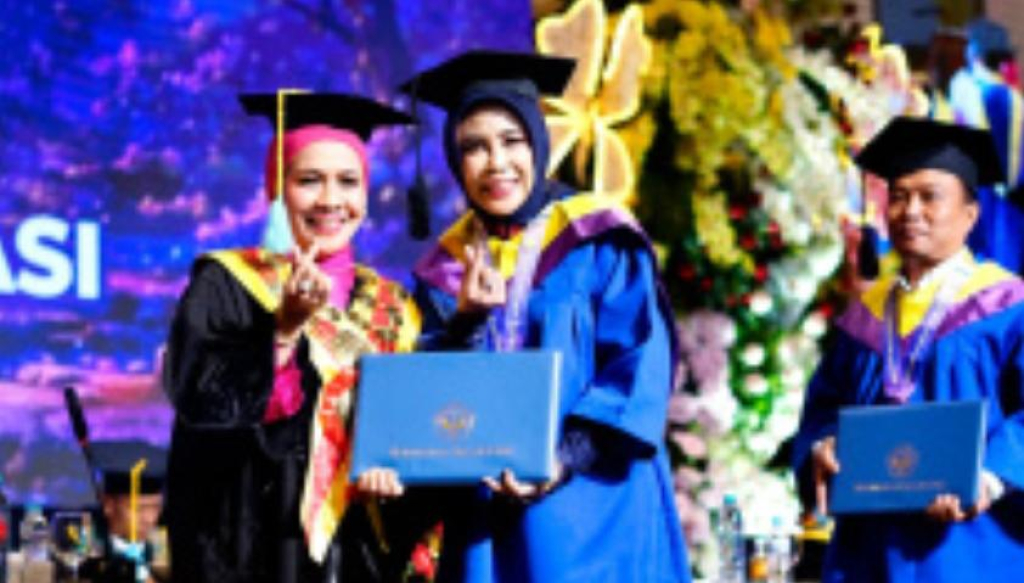 WISUDA - Wabup Sidoarjo Mimik Idayana S AP resmi menyandang gelar Sarjana Administrasi Publik dari Universitas Dr Soetomo (Unitomo) Surabaya usai wisuda di Dyandra Convention Center, Minggu (26/04/2026).