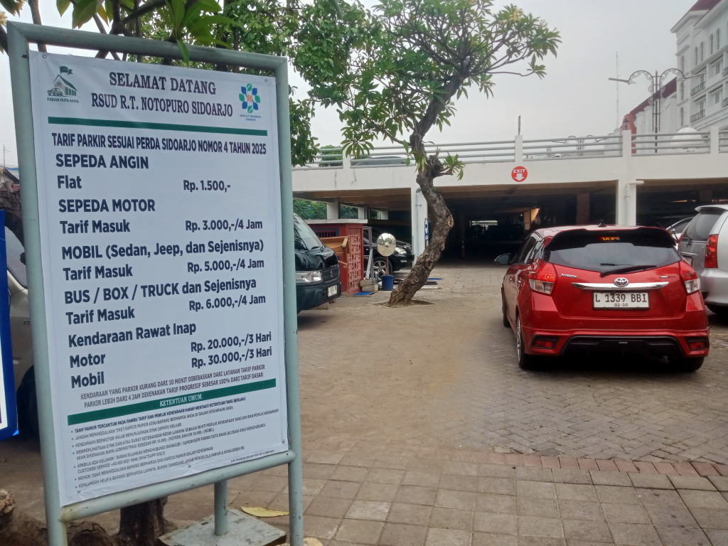 PARKIR - Manejemen RSUD RT Notopuro Sidoarjo akhirnya memberikan klarifikasi resmi soal tarif progresif parkir di rumah sakit milik Pemkab Sidoarjo itu, Selasa (28/04/2026).
