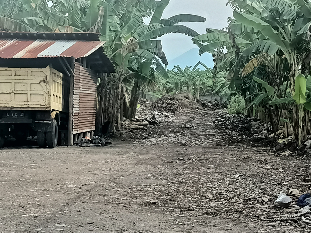 LAHAN - Lahan yang menjadi sengketa yang mulai dilakukan penyelidikan tim penyidik Harda Bangtan Polda Jatim dengan mengecek lokasi didampingi pengacara pelapor di lahan yang menjadi dugaan sengketa, Selasa (31/03/2026).