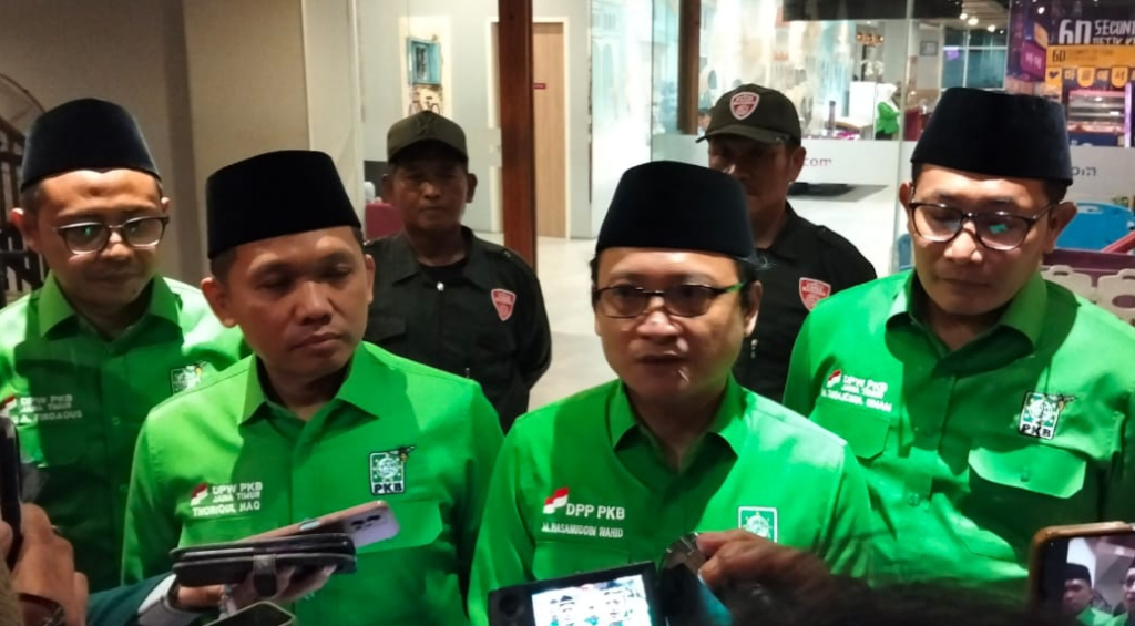 KETERANGAN - Sekretaris Jenderal (Sekjen) DPP Partai Kebangkitan Bangsa (PKB) Hasanuddin Wahid di sela Muscab PKB Sidoarjo memberikan keterangan pers kepada sejumlah kru media di Fave Hotel Sidoarjo, Sabtu (04/04/2026) malam.