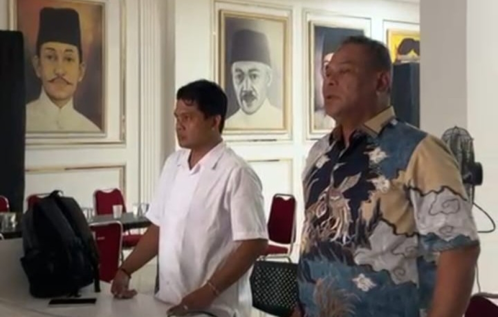 KLARIFIKASI - Rahmat Muhajirin yang juga menjabat sebagai Dewan Penasehat DPC Partai Gerindra Sidoarjo memberikan klarifikasi atas demo sejumlah pemuda di Surabaya kemarin. Insert demo di depan kantor DPD Partai Gerindra Jatim.