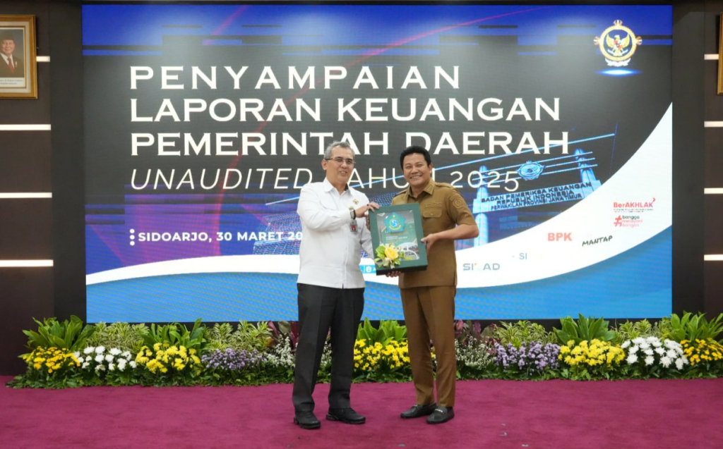 SERAHKAN - Bupati Sidoarjo Subandi dan Sekda Sidoarjo Fenny Apridawati menyerahkan Laporan Keuangan Pemerintah Daerah (LKPD) Unaudited Tahun Anggaran 2025 ke BPK RI Perwakilan Provinsi Jatim, Senin (30/03/2026) kemarin.