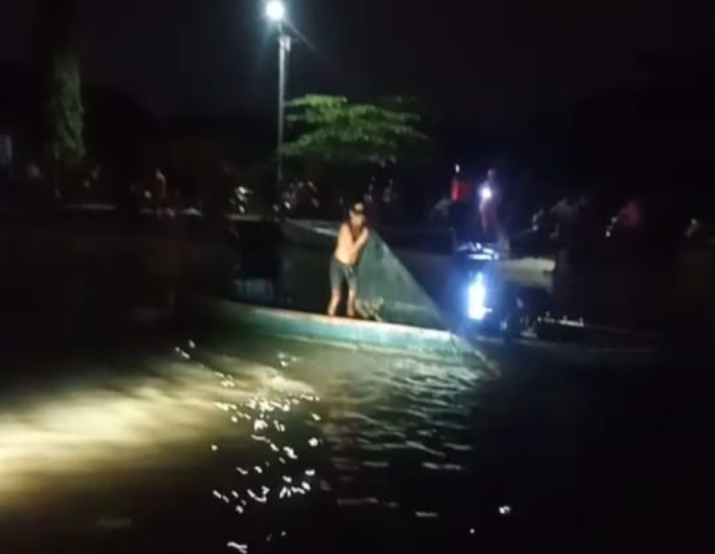 PENCARIAN - Petugas BPBD, SAR dan para relawan mencari balita 2 tahun yang diduga terjebur ke dalam sungai di Desa Kalidawir, Kecamatan Tanggulangin, Sidoarjo, Rabu (08/04/2026).