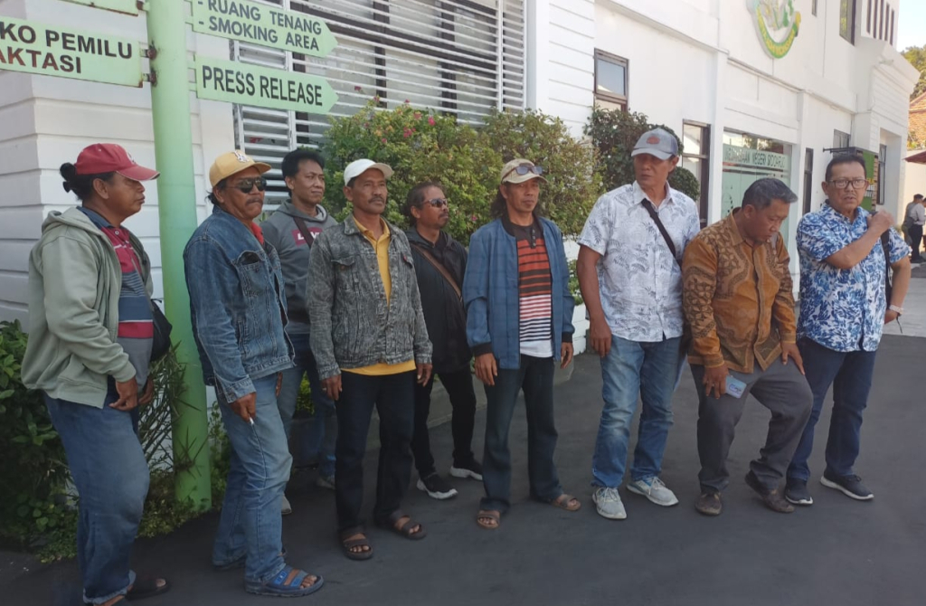 BANTAH - Tokoh masyarakat, saksi dan warga ramai-ramai bantah keterangan Kades Damarsi yang disampaikan melalui media televisi lokal kemarin dinilai jauh dari kondisi di lapangan dan bukti yang diserahkan ke penyidik Kejari Sidoarjo kemarin.