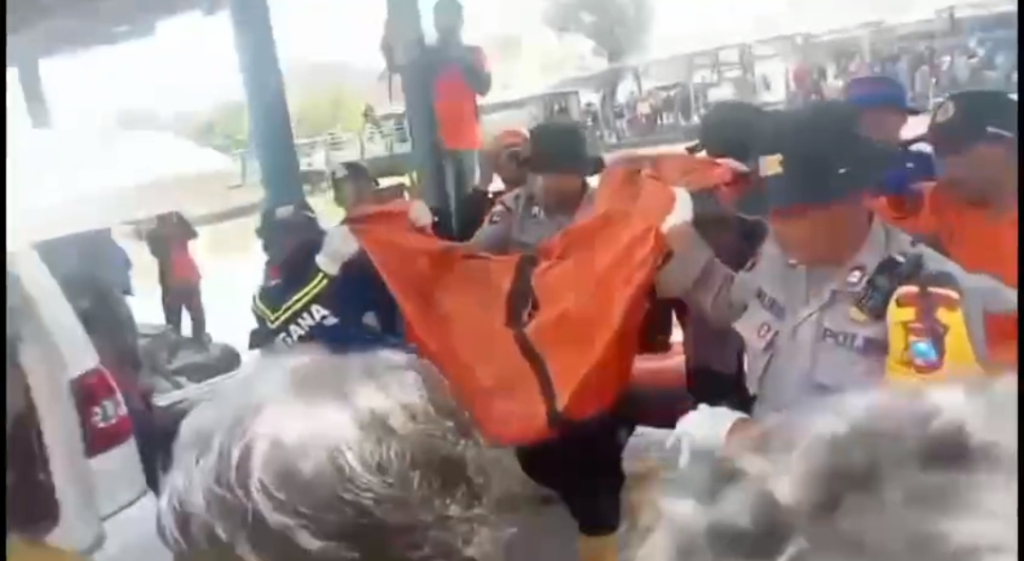 EVAKUASI - Petugas gabungan BPBD, SAR dan relawan saat mengevaluasi jenazah korban tenggelam Gibran Septian (2) warga Desa Kalidawir, Kecamatan Tanggulangin, Sidoarjo di Sungai Kalikajang, Minggu (12/04/2026).