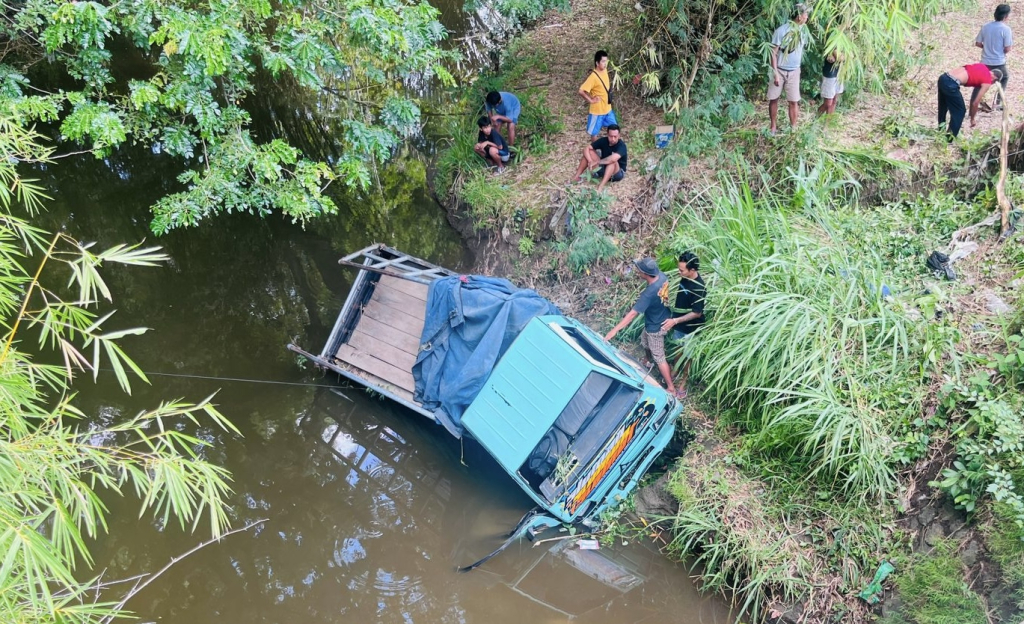 Pikap jenis L300 selip dan terjun ke sungai sedalam 10 meter