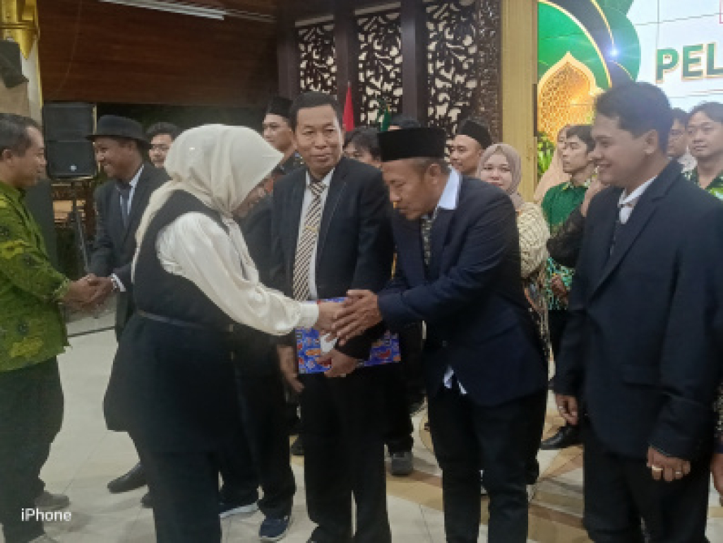 PELANTIKAN - Presidium MW KAHMI Jatim, Prof Dr Agus Machfud Fauzi M Si mengukuhkan 5 presidium MD KAHMI Sidoarjo beserta ratusan pengurus lainnya di Pendopo Delta Wibawa disaksikan Wabup Sidoarjo dan para undangan, Kamis (30/04/2026) malam.