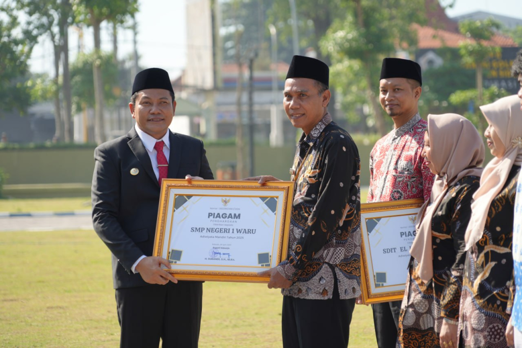 UPACARA - Bupati Sidoarjo Subandi memimpin Upacara Peringatan Hari Otonomi Daerah XXX dan Hari Pendidikan Nasional 2026 di Alun-Alun Sidoarjo, Sabtu (02/05/2026).