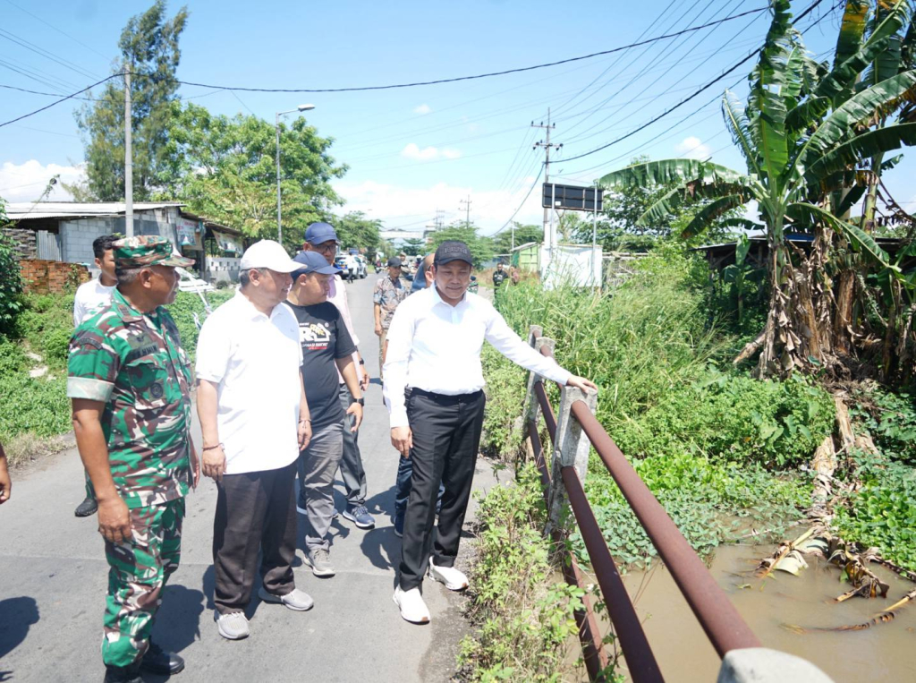 JEMBATAN - Bupati Sidoarjo Subandi didampingi anggota Komisi C M Nizar inspeksi mendadak (Sidak) jembatan penghubung di Desa/Kecamatan Tarik, Sidoarjo yang sudah tidak layak digunakan, Sabtu (02/05/2026).