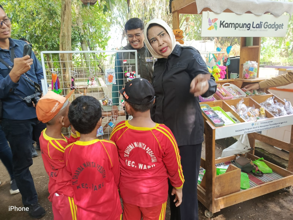 PIONER - Wakil Bupati (Wabup) Sidoarjo Hj Mimik Idayana S AP kunjungan kerja ke Kampung Lali Gadget di Desa Pagerngumbuk, Kecamatan Wonoayu, Sidoarjo sebagai pioner pembelajaran untuk diterapkan di 18 kecamatan di Kota Delta, Senin (04/05/2026).