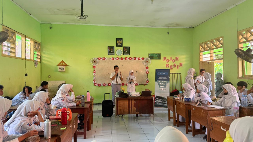 PRAKTEK - SMA Al Muslim melaksanakan konsep kelulusan yang berbeda dan penuh nilai melalui kegiatan GraduAction 2026, Graduate with Impact dengan berbagi pengalaman ke adik-adik kelasnya, Senin (04/05/2026).