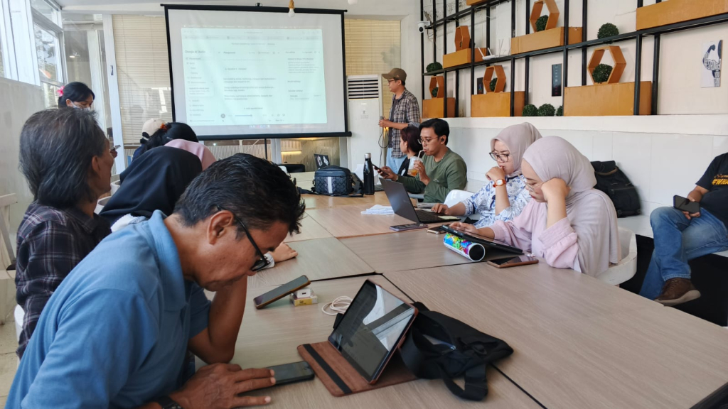 PELATIHAN - Praktisi AI Filmmaker Rumah Literasi Digital (RLD) Deni Adi Santoso memandu peserta saat menjadi pemateri pelatihan bertajuk AI Short Content Creator di Hanaka Social Space, Surabaya, Selasa (05/05/2026).