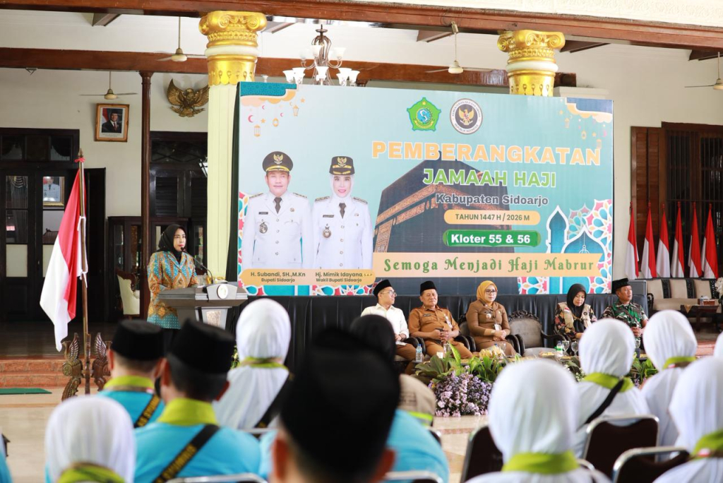 CJH - Wabup Sidoarjo Mimik Idayana memberangkatkan 749 CJH dari kloter 53 dan 54 lebih dahulu diberangkatkan disusul 490 CJH dari kloter 55 dan 56 dari Pendopo Delta Wibawa, Selasa (05/05/2026).