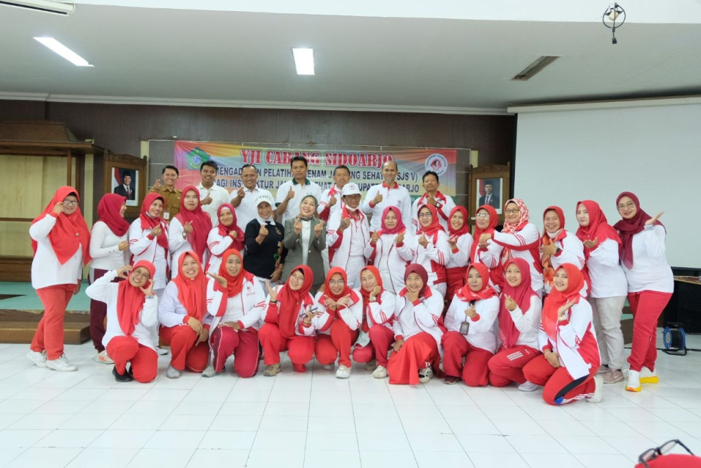 SENAM - Ketua Yayasan Jantung Indonesia (YJI) Cabang Sidoarjo dr Sriatun Subandi memimpin Pelatihan Senam Jantung Sehat ke V (SJS V) bagi instruktur senam jantung sehat se-Kabupaten Sidoarjo, Selasa (05/05/2026).