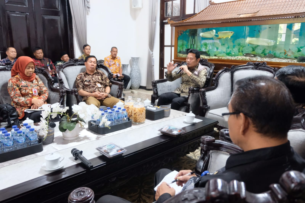 AUDIENSI - Bupati Sidoarjo Subandi dan Asisten Perekonomian dan Pembangunan M Bahrul Amig serta Plt Kepala Dinas Perindustrian dan Perdagangan Happy Setyaningtyas Astrawati audiensi dengan koordinator dan pengelola pasar di Pendopo Delta Wibawa, Kamis (07