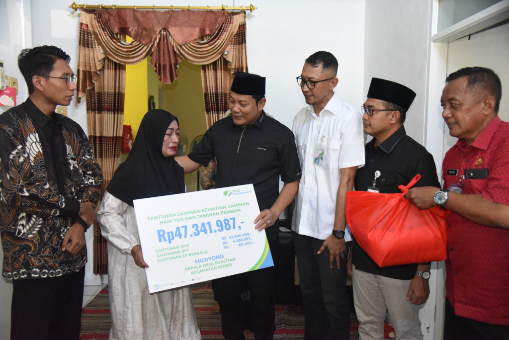 SANTUNAN - Bupati Sidoarjo Subandi menyerahkan santunan BPJS Ketenagakerjaan kepada keluarga korban kecelakaan di JL Raya Lingkar Timur Sidoarjo dan keluarga almarhum Kades Buncitan, Jumat (08/05/2026).