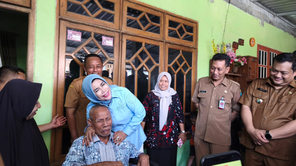 SERAHKAN - Wabup Sidoarjo Mimik Idayana SAP menyerahkan bantuan kursi roda secara langsung kepada dua warga yang mengalami keterbatasan fisik di Gebang Sidoarjo dan Buduran, Selasa (12/05/2026).