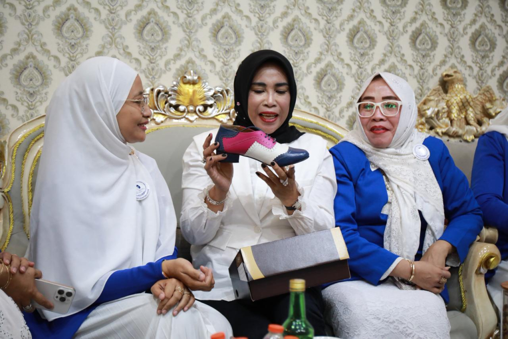 ASPIRASI - Wabup Sidoarjo Mimik Idayana tampung aspirasi Ikatan Wanita Pengusaha Indonesia (IWAPI) Ranting Krian, Sidoarjo untuk pengembangan UMKM di Rumdin Wabup Sidoarjo, Rabu (13/05/2026).