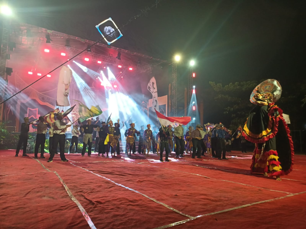 MAHAKARYA - Lapangan Al Mahsyar 2 Pesantren Modern Al Amanah Junwangi, Kecamatan Krian, Sidoarjo berubah menjadi lautan cahaya dan harmoni pada gelaran Mahakarya Seni Al Amanah (MSA) 22/17, Sabtu (16/05/2026) malam.