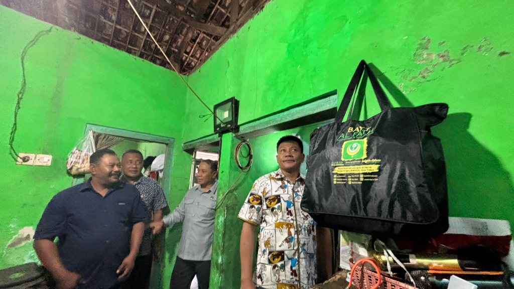 RTLH - Bupati Sidoarjo Subandi inspeksi mendadak (Sidak) Rumah Tidak Layak Huni (RTLH) dan menyalurkan bantuan kursi roda untuk warga di Desa Candinegoro, Sawocangkring dan Desa Wonokasian, Kecamatan Wonoayu, Sidoarjo, Minggu (17/05/2026).