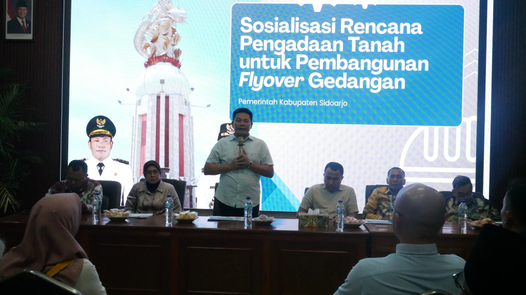 SOSIALISASI - Bupati Sidoarjo Subandi memimpin sosialiasi pembebasan lahan untuk pembangunan Flyover Gedangan di kantor Kecamatan Gedangan, Sidoarjo, Senin (18/05/2026) malam.